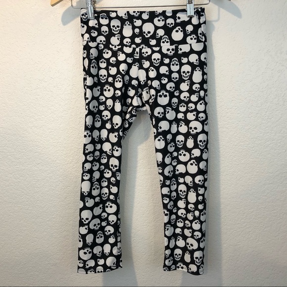 Onzie Skull Print High Basic Capri Leggings - Picture 3 of 16